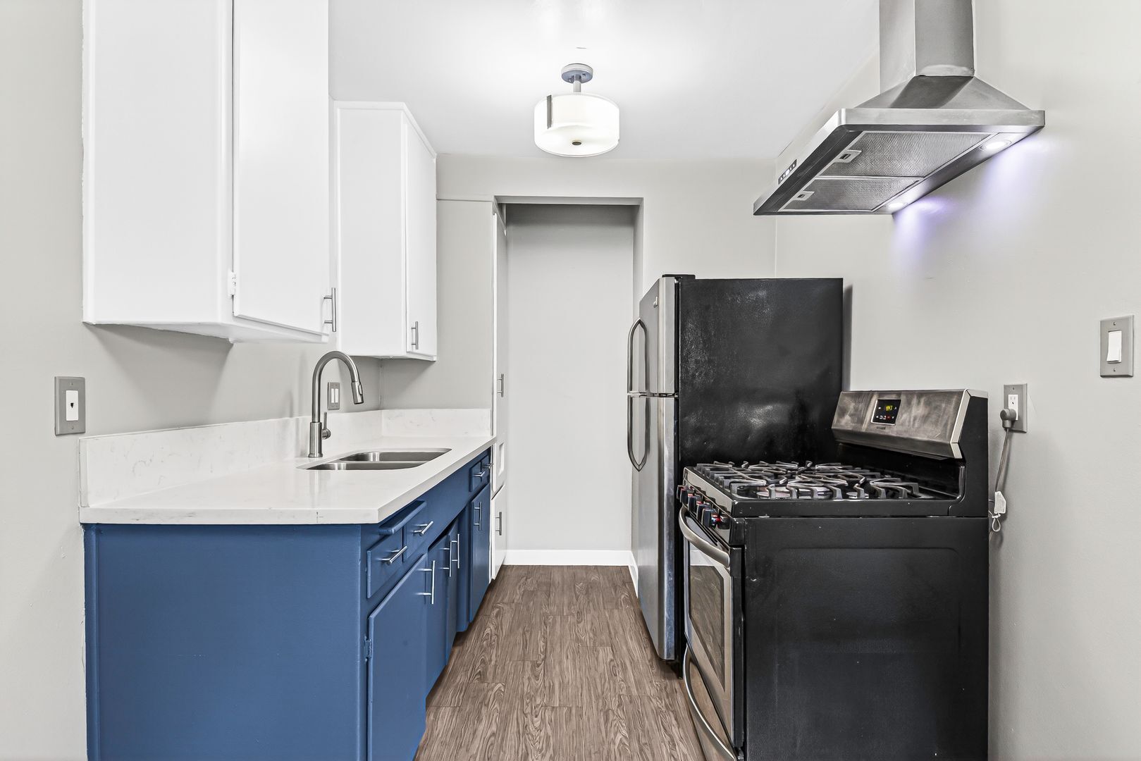 Building Photo - 539 E 11th St