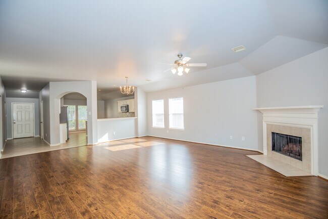 Building Photo - 26945 Kings Crescent Dr