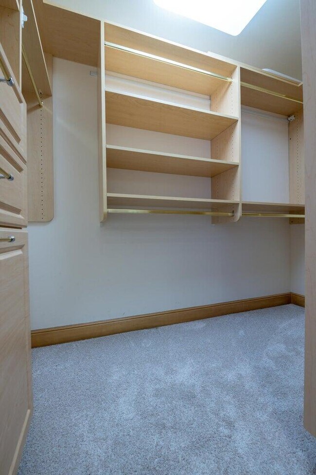 Building Photo - 1228 Hillsboro Mile