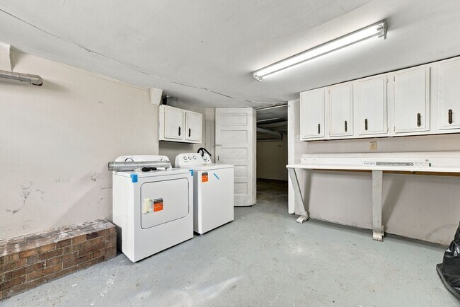 Building Photo - 120 E 20th Ave
