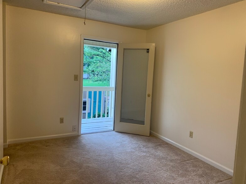 Second bedroom with balcony - 411 Hobbs Rd SE