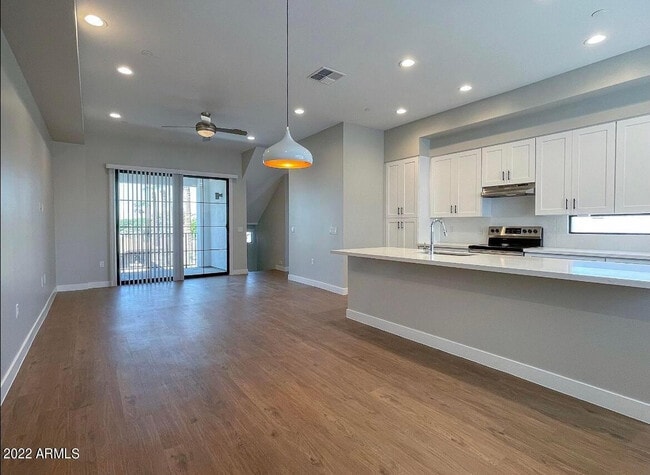 Building Photo - 3215 E Flower St