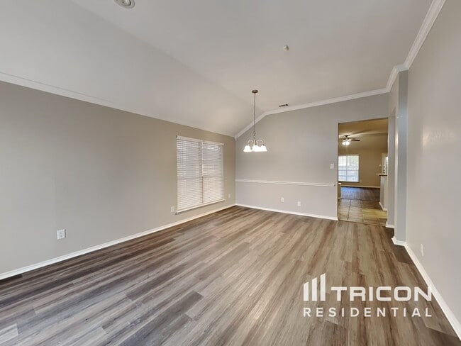 Building Photo - 834 San Jacinto Dr