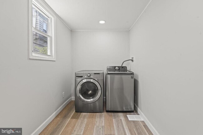 Building Photo - 2423 N Myrtlewood St