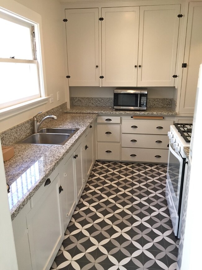 Building Photo - 156 S Catalina St