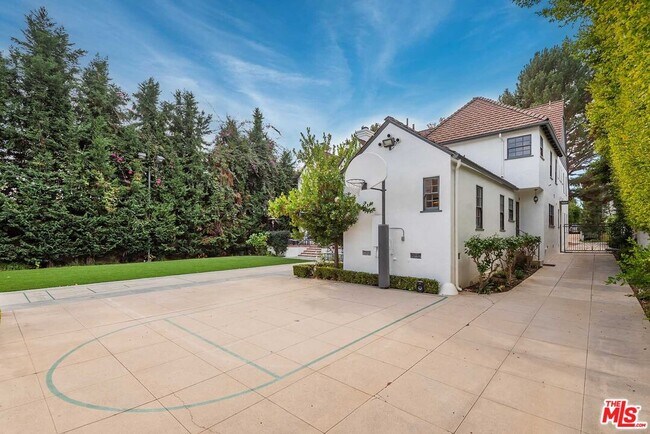Building Photo - 628 Sierra Dr