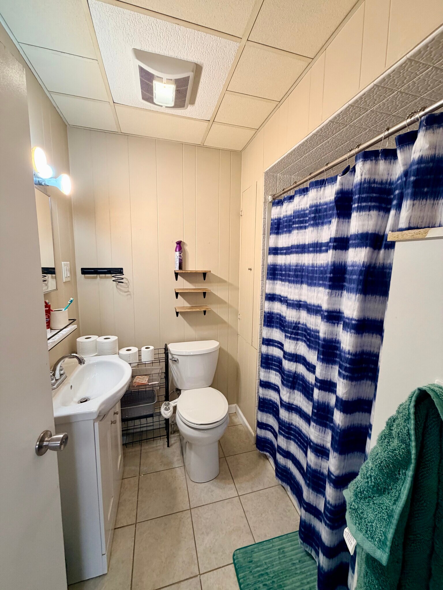 Bathroom (has full tub shower) - 546 Quincy Ave