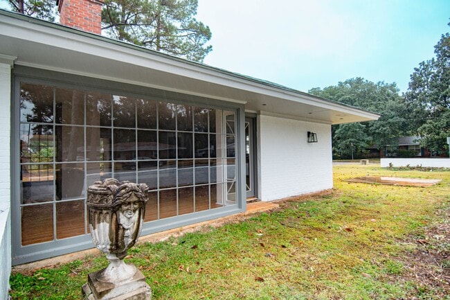 Building Photo - 895 Greg Dr