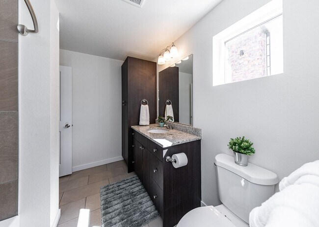 Building Photo - Westside 1 bed, 1 bath Luxury Apartment near Garden of the Gods