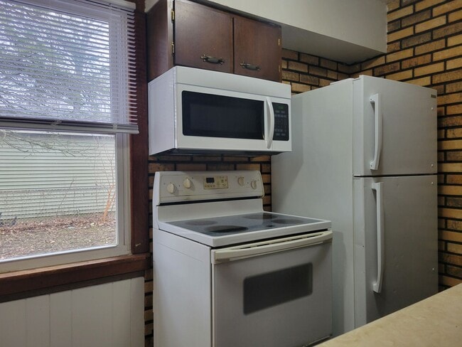 Building Photo - Your Next Home Awaits: 3 Bed 1 Bath Family!