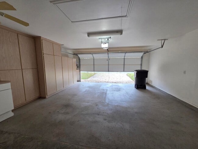 Building Photo - FOR LEASE!!