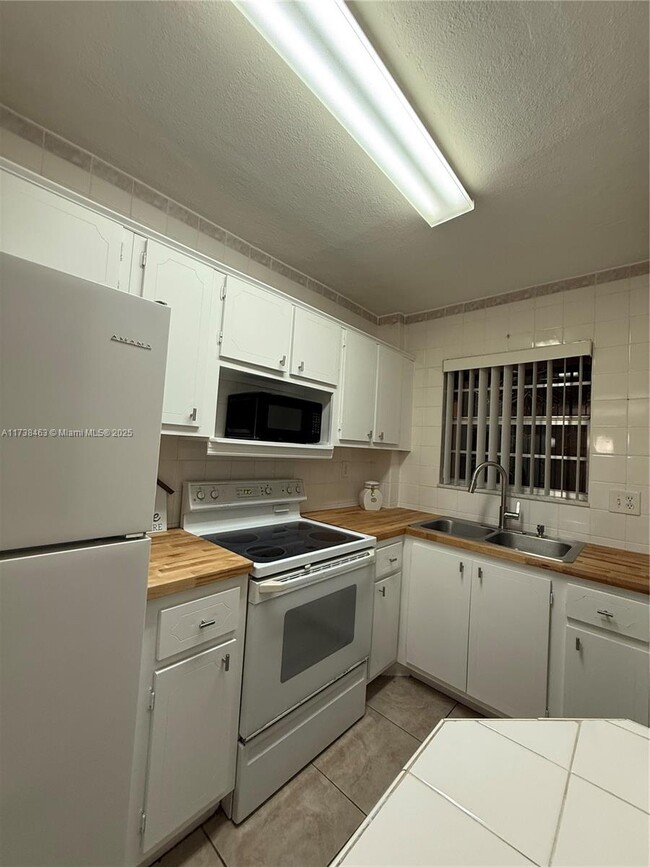 Building Photo - 541 Blue Heron Dr