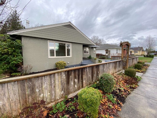 Building Photo - Charming 3-Bed, 2-Bath Gem with Fully Fenced Yard in Lynden