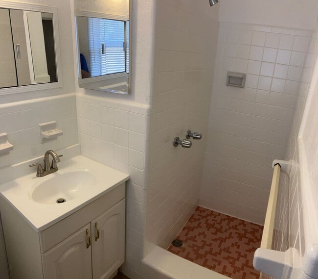 Building Photo - 3 bed 2 bath Home