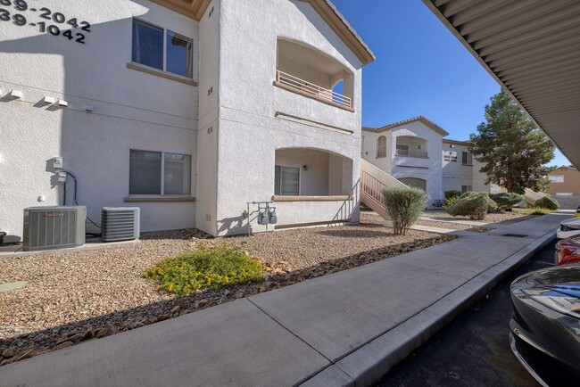 Building Photo - Gated 2 Bedroom 2 Bath Condo on the Second Floor