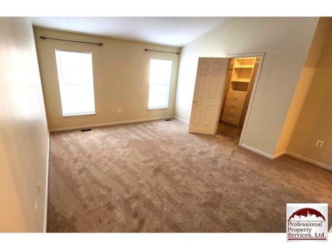 Building Photo - Spacious 3 Level Townhome In Wellington Tr...