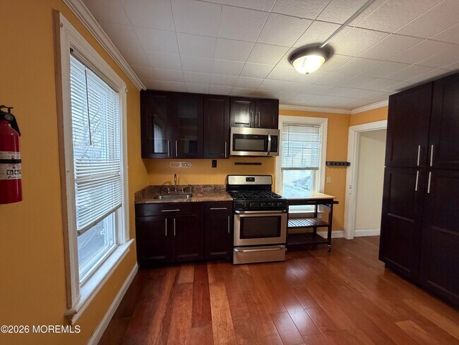 Building Photo - 406 4th Ave