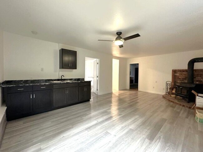 Building Photo - Welcome Home: Cozy 3BR/2BA Lake Holiday Re...