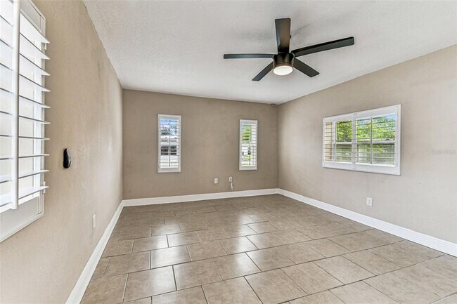 Building Photo - 2580 Granada Cir W