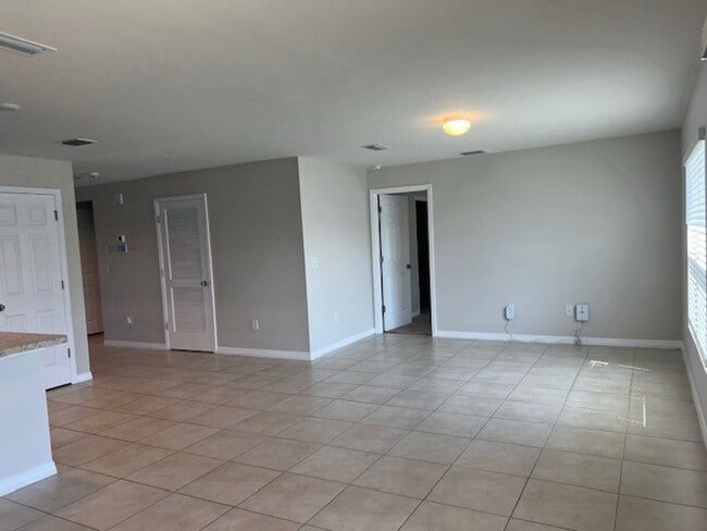 Building Photo - ***INQUIRE ABOUT SPECIAL*** AVAILABLE NOW- 4 Bedroom -2 Bathrooms NE Cape Coral- Gator Circle Area