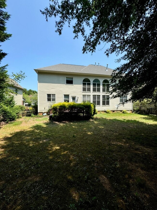 Building Photo - AVAILABLE AUGUST 23.  Spacious 5BR Home in...