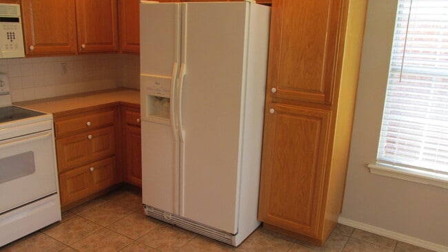 Building Photo - 1902 SW Spruce Rd