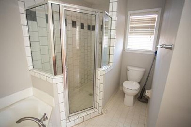 Building Photo - Beautiful 3-Bedroom Home in Cordova-Modern...