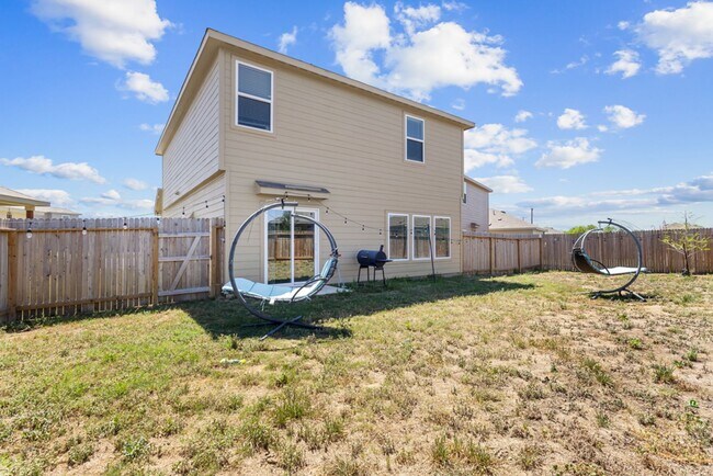 Building Photo - Charming Home Awaits: Spacious & Modern Living in a Prime Location