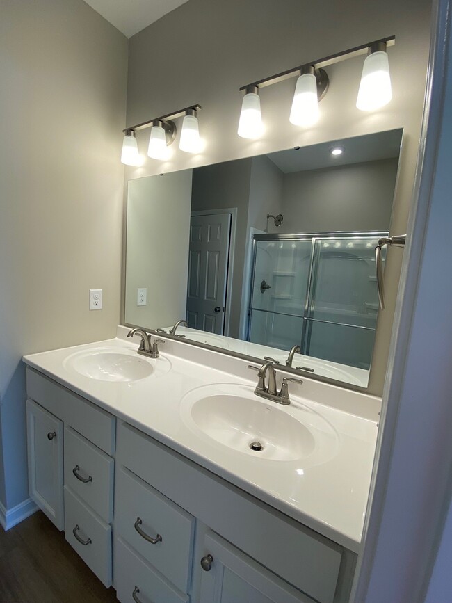 Building Photo - 1511 Summerview Ln