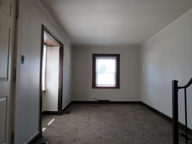 Building Photo - 321 W Elm St