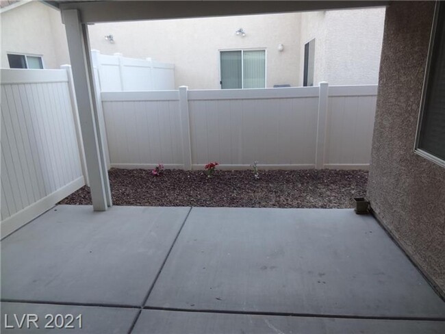Building Photo - Wonderful 1 Story, 3 Bedroom Townhouse wit...