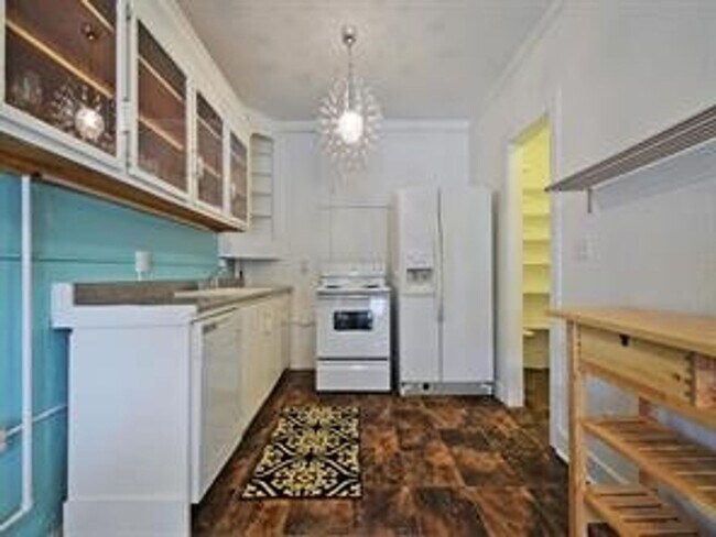 Building Photo - Available: Updated, spacious Tarrytown 4 bed / 4 bath, furnished or unfurnished