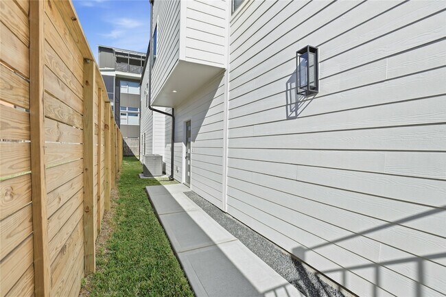 Building Photo - 712 Delano St