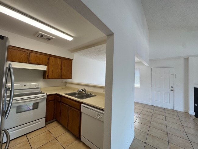 Building Photo - 1190 S Winery Ave