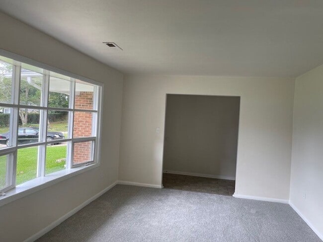 Building Photo - Newly Renovated 4 bedroom 2 bath Ranch Home