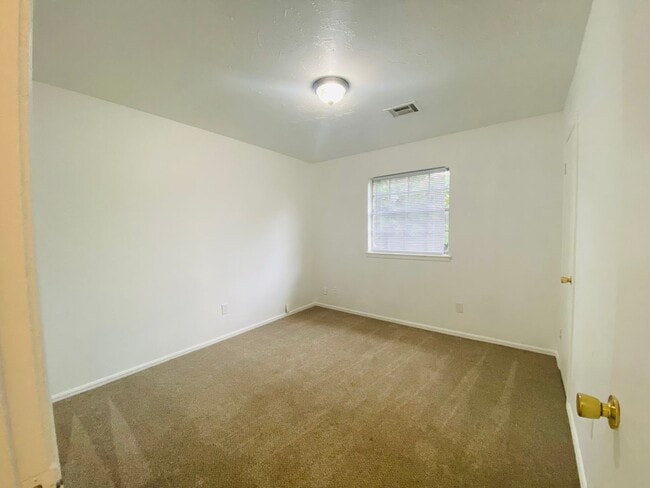 Building Photo - 3 Bed 1 Bath home for rent in NW OKC!