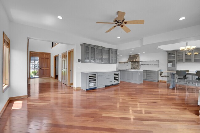 Building Photo - 556 Ridgeside Dr