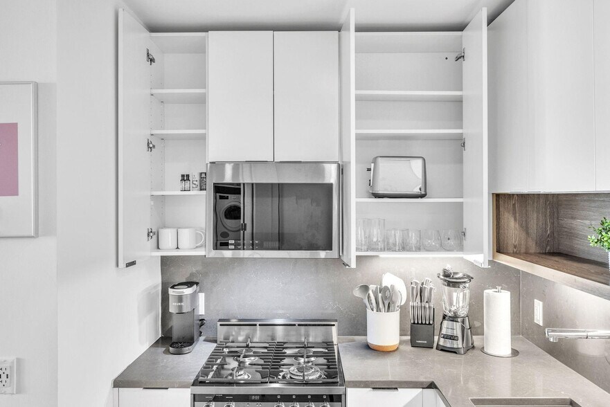 Building Photo - 68 W 37th St