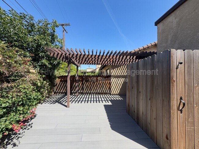 Building Photo - 9505 Arlington Ave