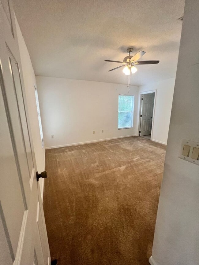 Building Photo - 3 Bedroom 2 Bath House in Gated Community