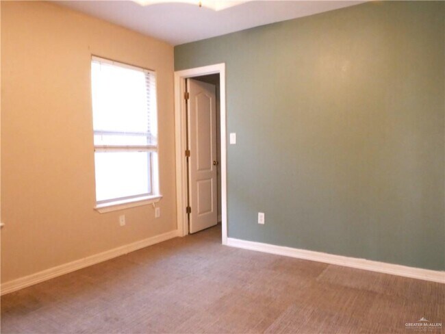 Building Photo - 33 27th