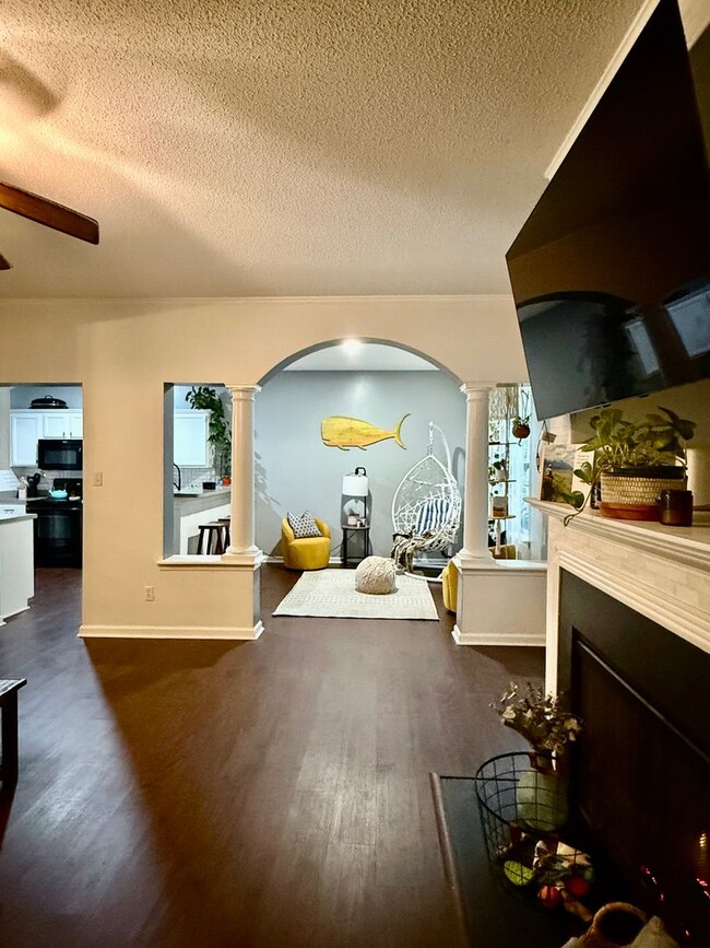 Building Photo - 3BD/2BA Updated Ranch on a Wooded Lot- Two...