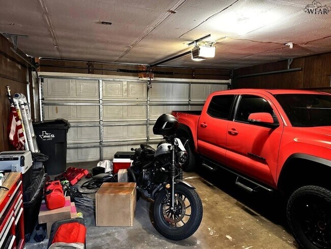 Building Photo - 2119 Selma Dr