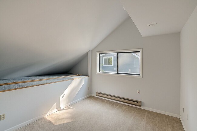 Building Photo - 4 bed/ 2 bath house on 145th St!