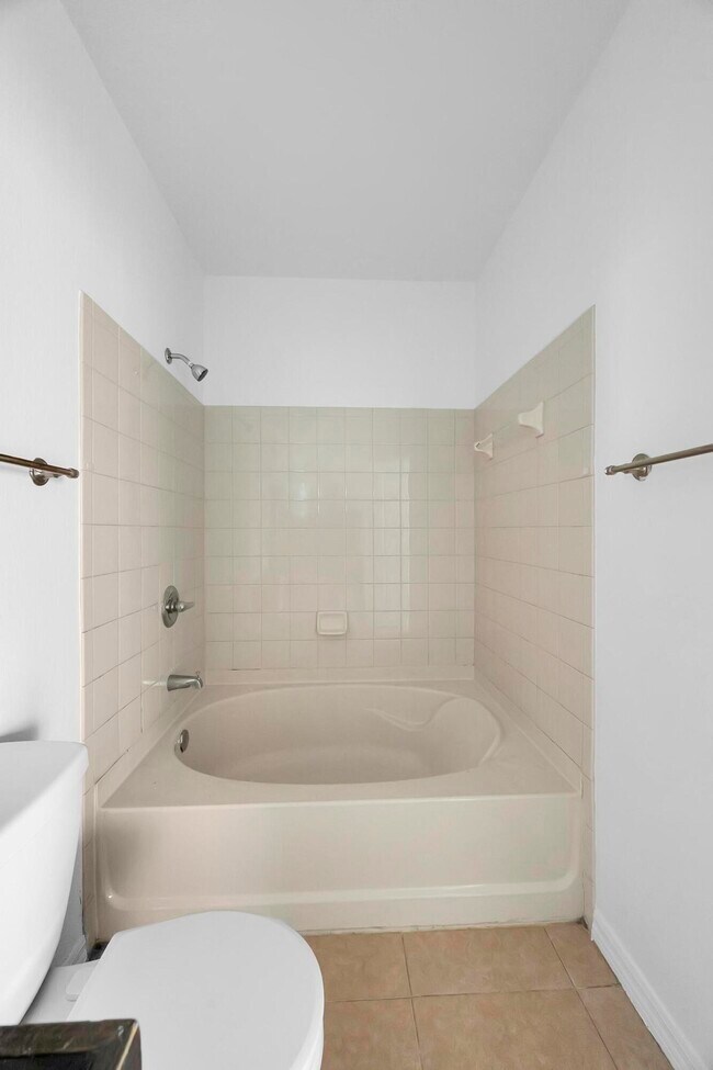 Building Photo - 106 SW Peacock Blvd