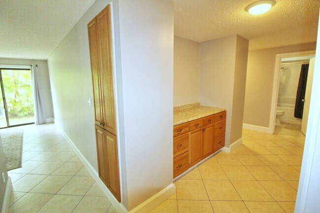 Building Photo - Rare 3-Bedroom, 2-Bath Condo in Sunny Sout...