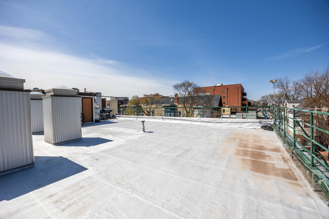 Building Photo - 3205 N Leavitt St