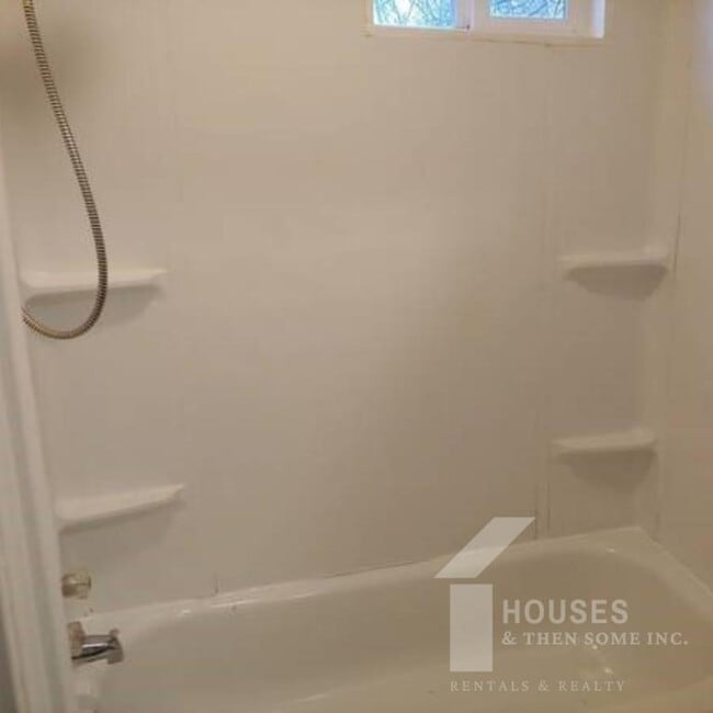 Building Photo - 120 Community Rd