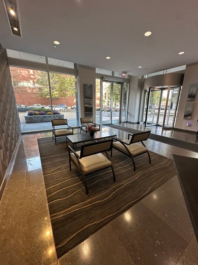 Building Photo - 1901 S Calumet Ave