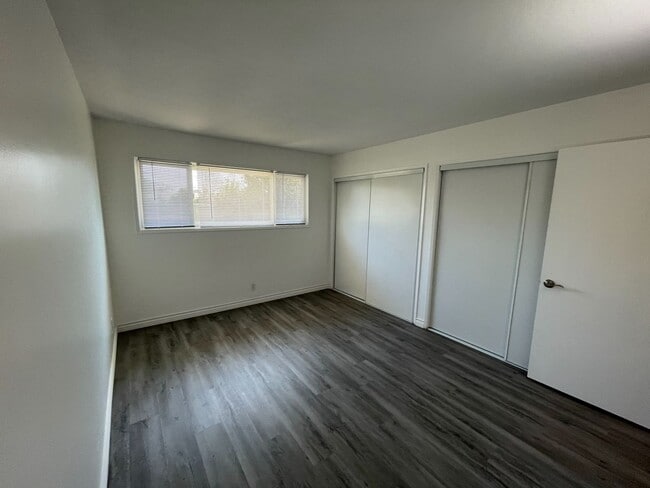 Building Photo - Single Level 4 Bedroom 2 Bath Home in Seal...